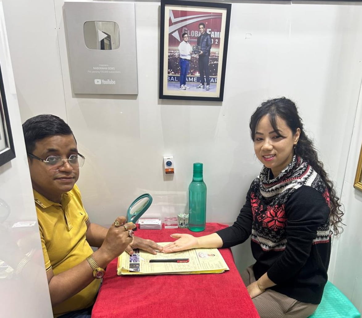 woman consulting Astrologer SK Abid woman consulting Astrologer SK Abid